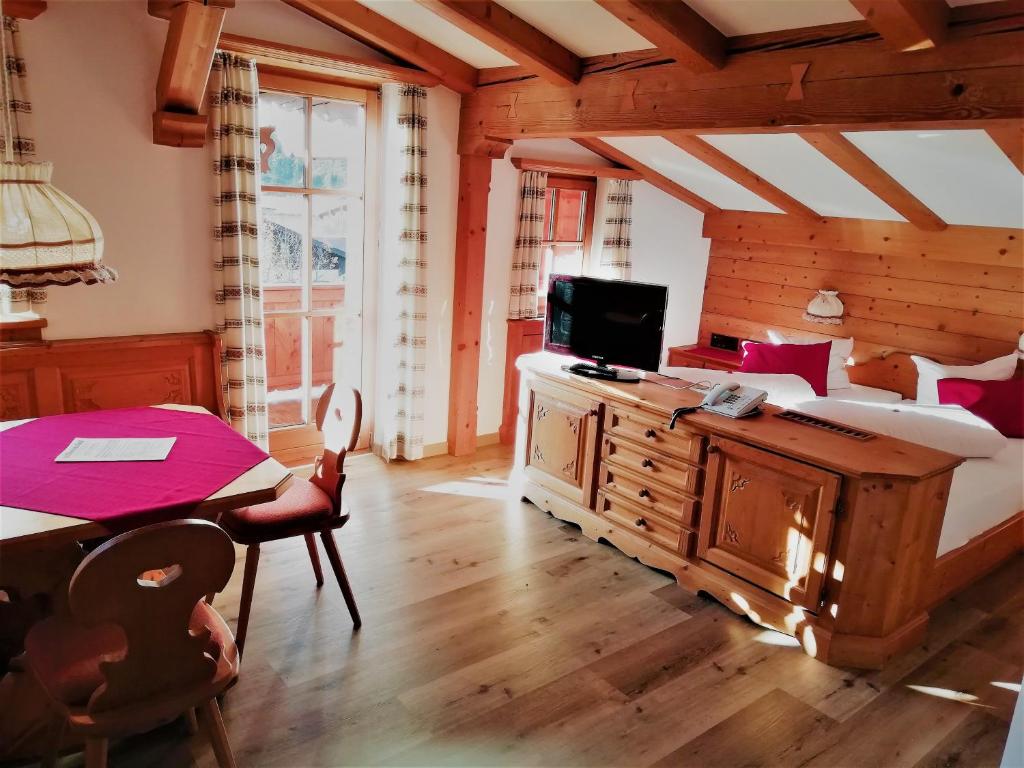 Televízia a/alebo spoločenská miestnosť v ubytovaní Hotel Gut Kramerhof