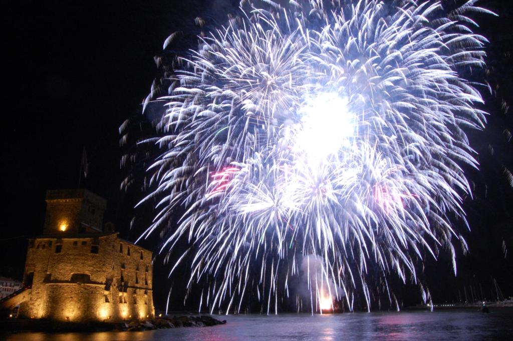 ラパッロにあるTime Is Youの城を背景に花火大会