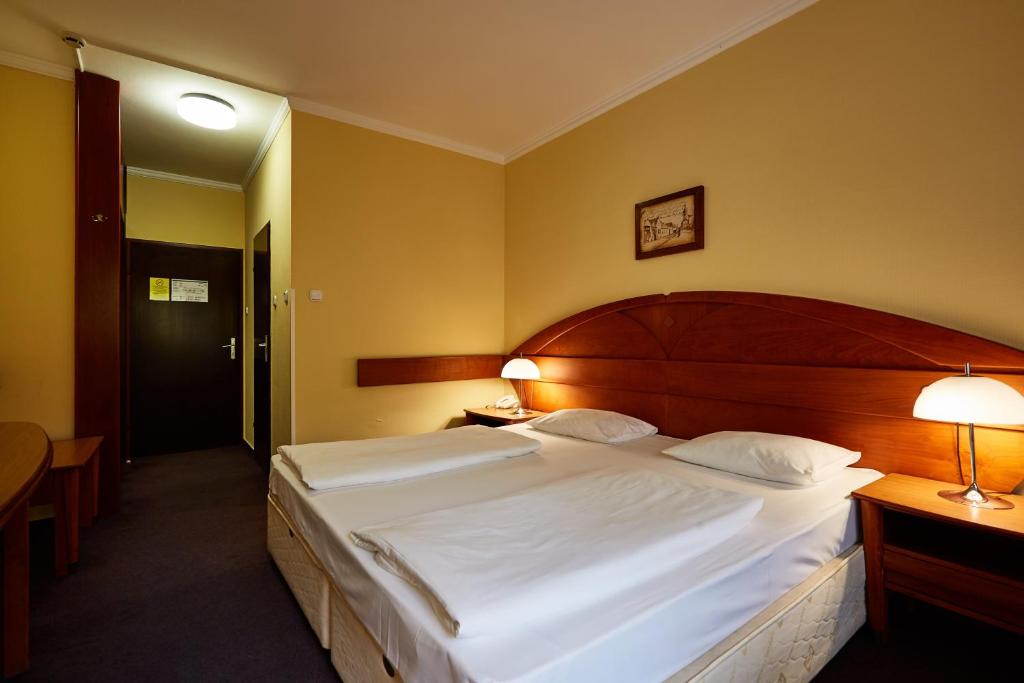 Postel nebo postele na pokoji v ubytování Hotel Lövér Sopron