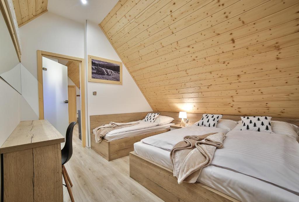 Posteľ alebo postele v izbe v ubytovaní Apartamenty Kościelisko