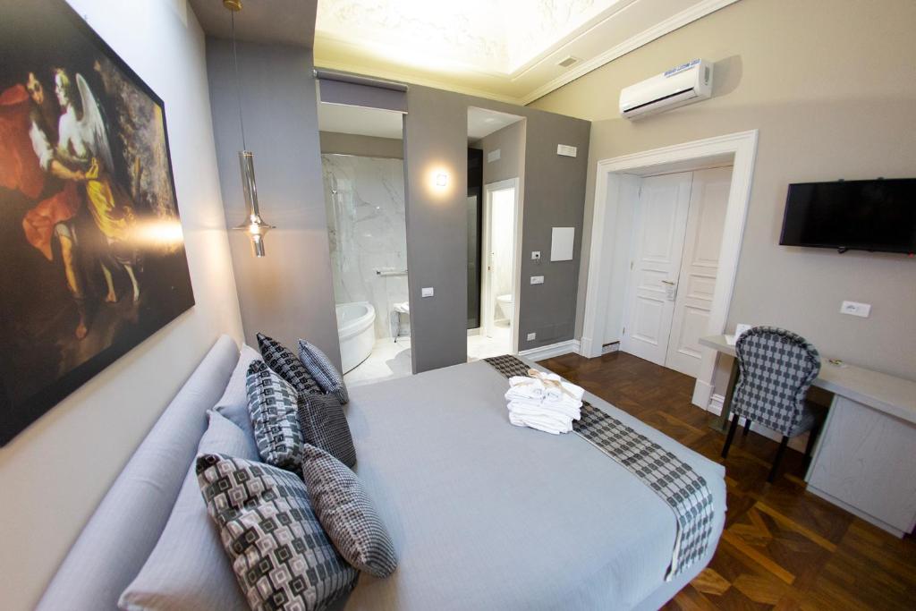 Letto o letti in una camera di Leone Camere D'autore - CHIAIA