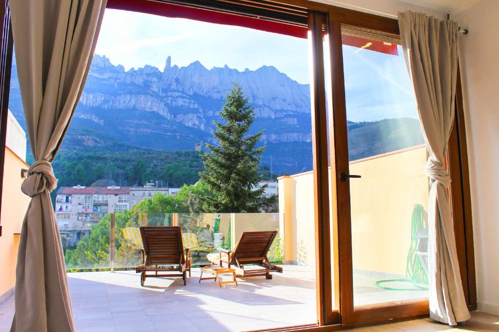 balcón con sillas y vistas a la montaña en Barceló Apartaments en Monistrol