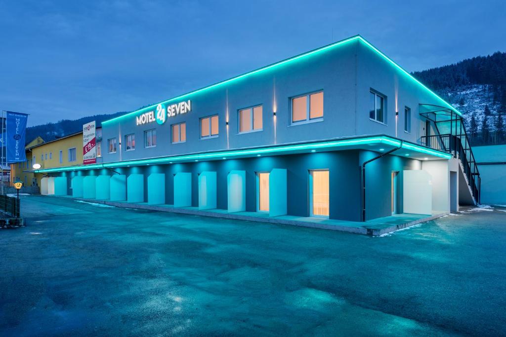 un edificio con luces azules en el lateral. en Motel24seven en Bruck an der Mur