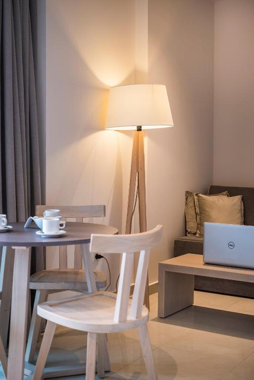 Posedenie v ubytovaní Trianon Luxury Apartments & Suites