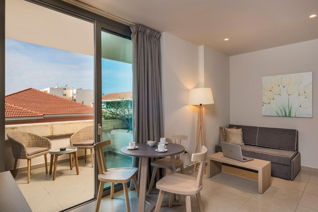 Posedenie v ubytovaní Trianon Luxury Apartments & Suites