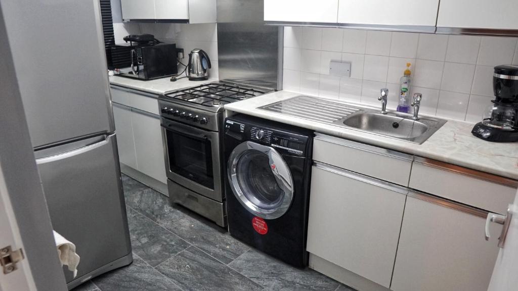 Kuchyň nebo kuchyňský kout v ubytování North London Apartment - Edmonton