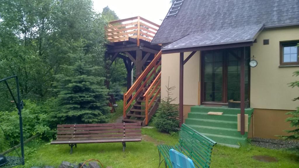 Vonkajšia záhrada v ubytovaní Dom nad potokiem