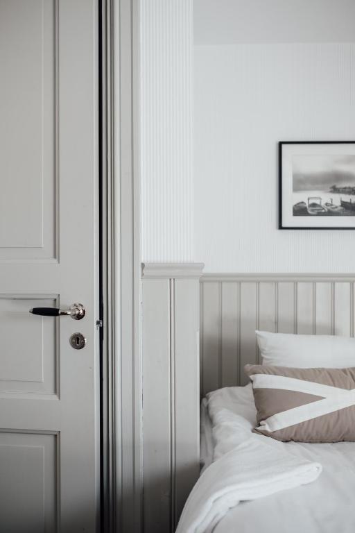 Postel nebo postele na pokoji v ubytování Kivikstrand Badhotell