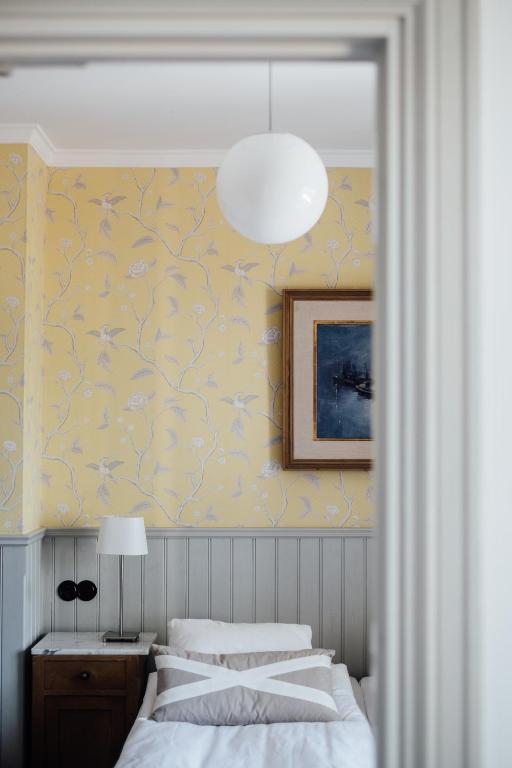 Postel nebo postele na pokoji v ubytování Kivikstrand Badhotell