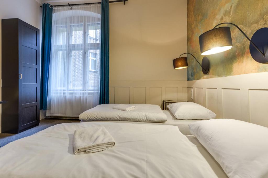 Postel nebo postele na pokoji v ubytování Mickiewicza Suites
