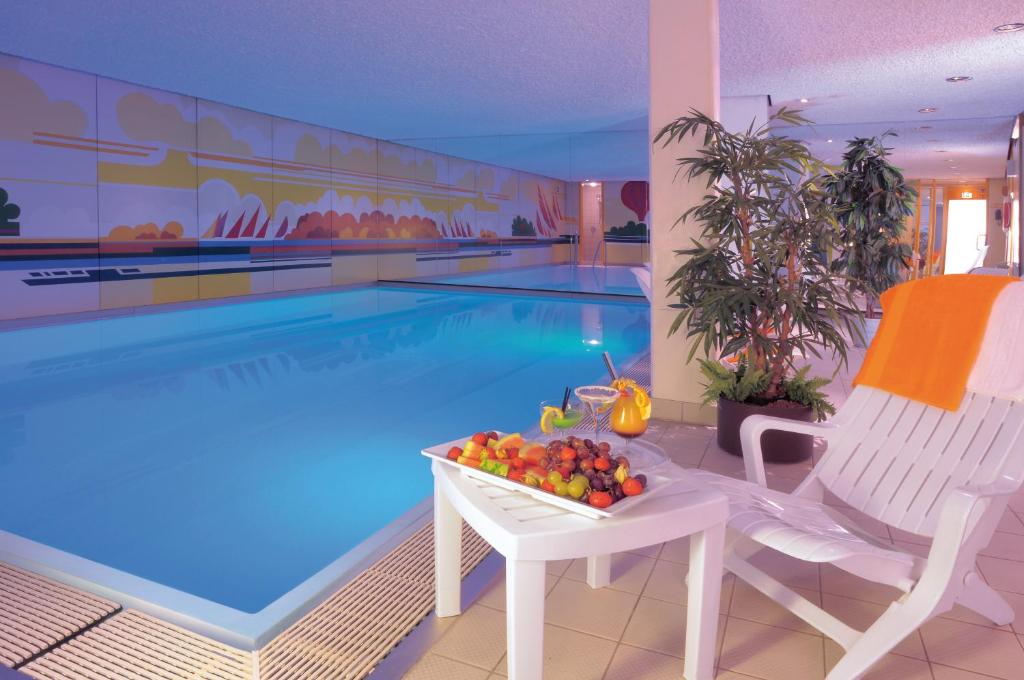 Bazén v ubytování Ringhotel Loew's Merkur nebo v jeho okolí