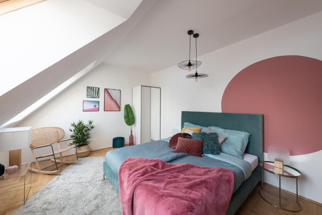 ブダペストにあるGozsdu Design Apartmentのピンクの壁、ベッド1台付きのベッドルーム1室