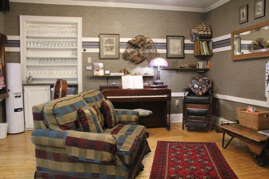 A kitchen or kitchenette at Shipwright Inn