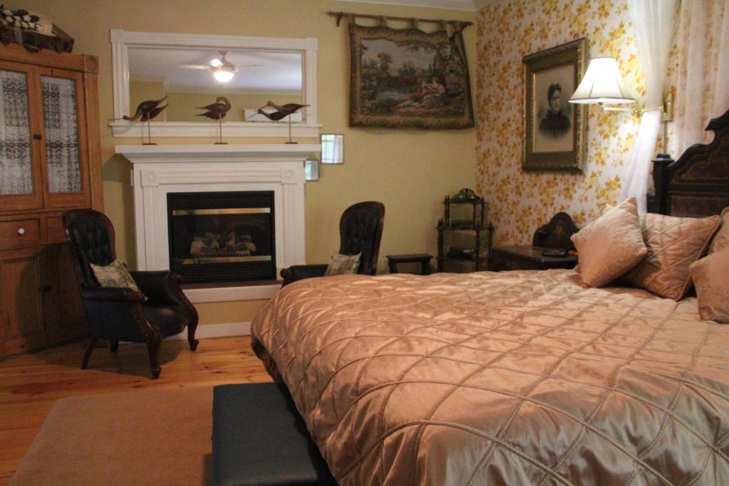 A bed or beds in a room at Shipwright Inn