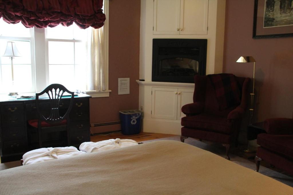 A television and/or entertainment centre at Shipwright Inn
