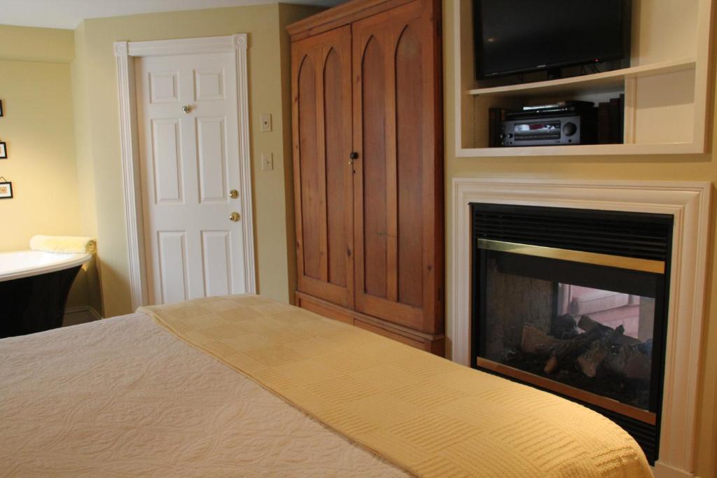 A television and/or entertainment centre at Shipwright Inn