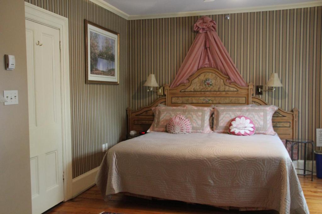 A bed or beds in a room at Shipwright Inn