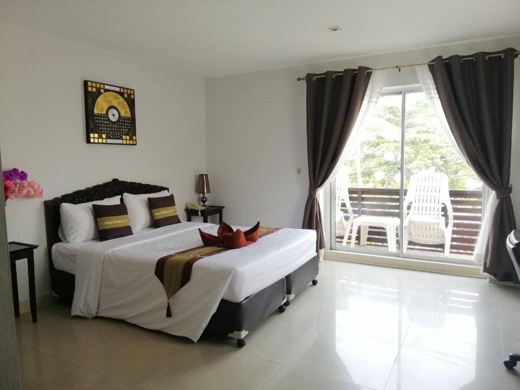 Tempat tidur dalam kamar di MONTANA COURT PATTAYA