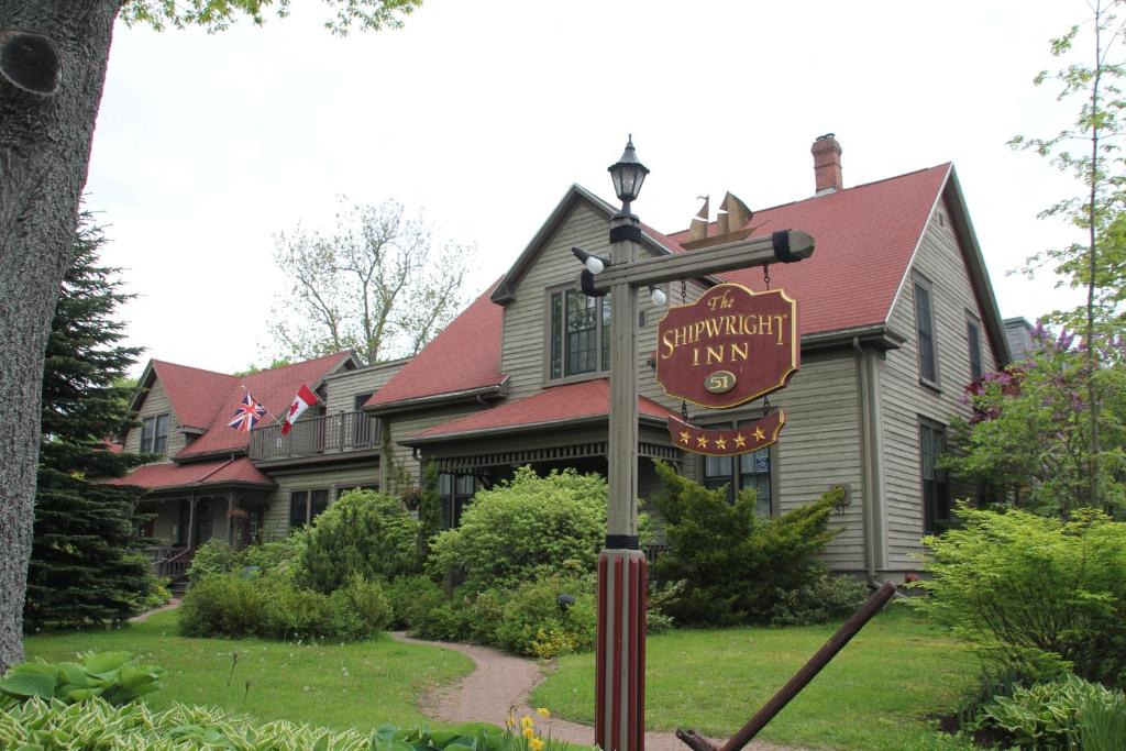 un letrero de la calle frente a una casa en Shipwright Inn, en Charlottetown