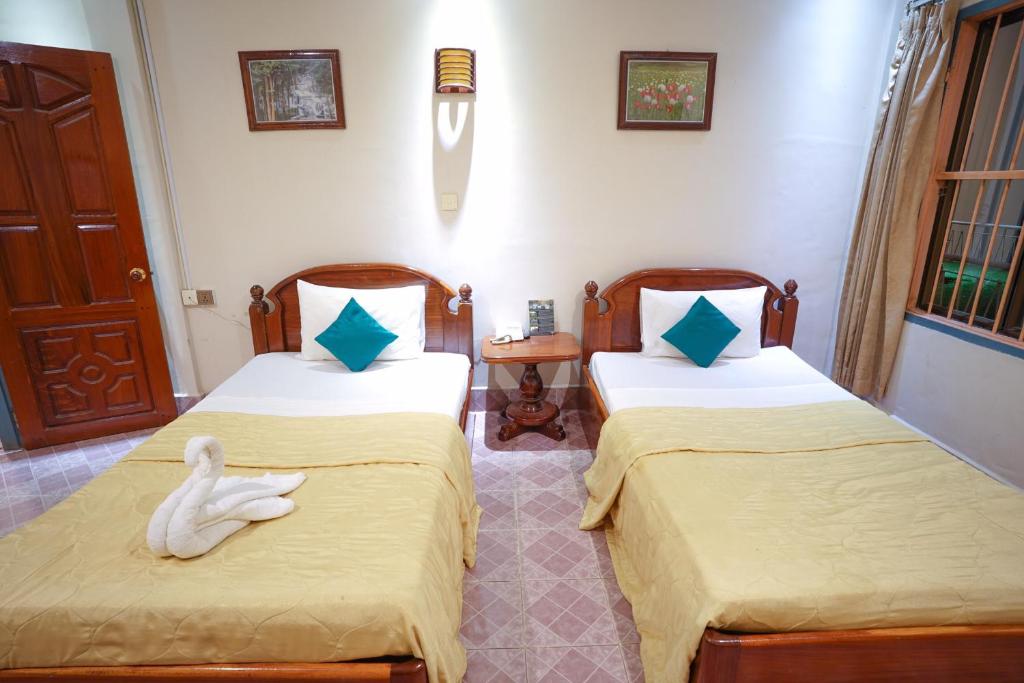 Postel nebo postele na pokoji v ubytování Royal Hotel