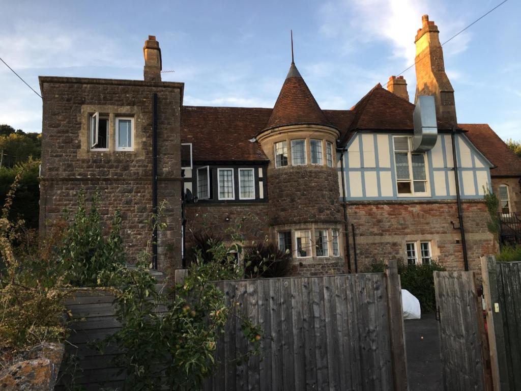 Cheap Bed and Breakfast B&B Airbnb in Bath, UK