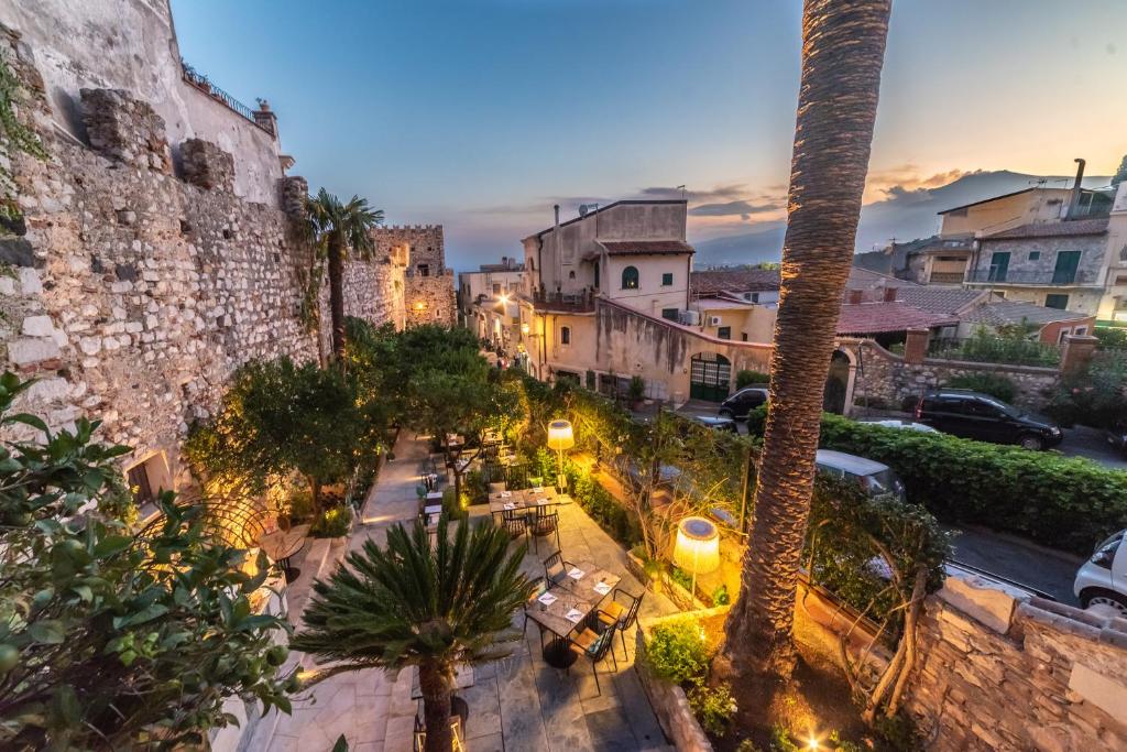 una vista aérea de una ciudad por la noche en Médousa Bistrot & Suites, en Taormina