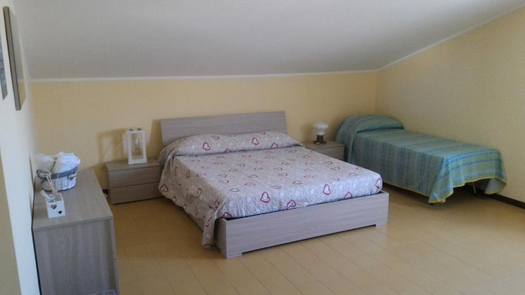 una camera con letto e comodino di Beach House a Torvaianica