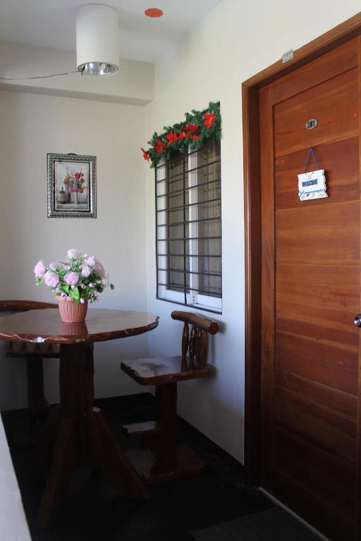 een kamer met een tafel, een raam en een deur bij Sleepadz - Capsule Beds Dormitel in Magsaysay Ave Naga in Naga