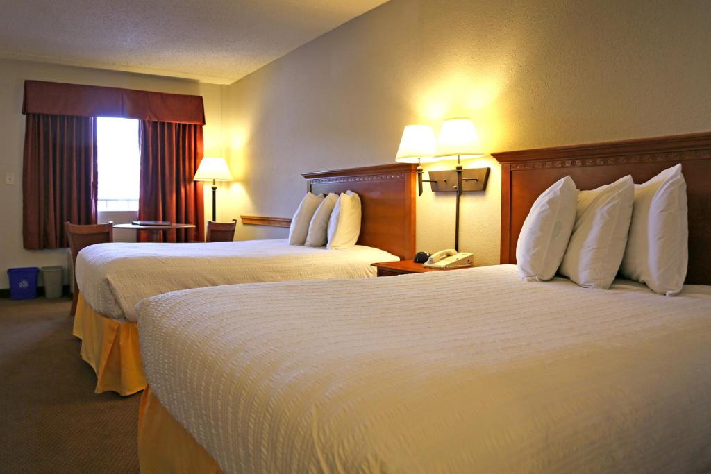 Postel nebo postele na pokoji v ubytování Atlantis Inn