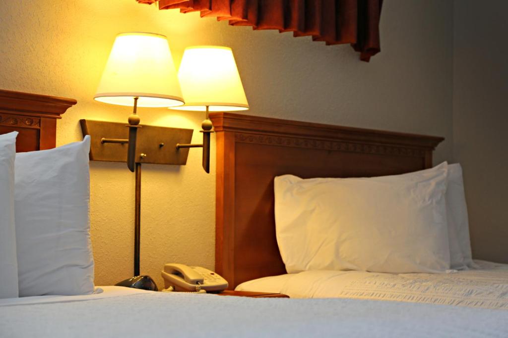 Postel nebo postele na pokoji v ubytování Atlantis Inn