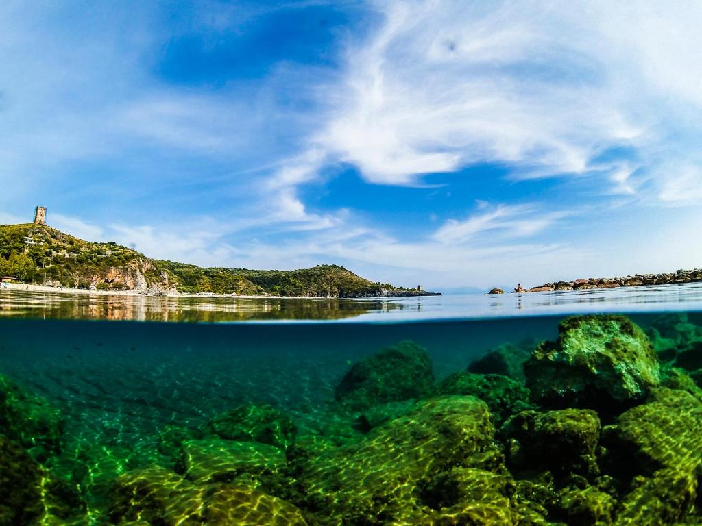 een uitzicht op de oceaan van onder het water bij Cala Blanca Resort in Marina di Camerota