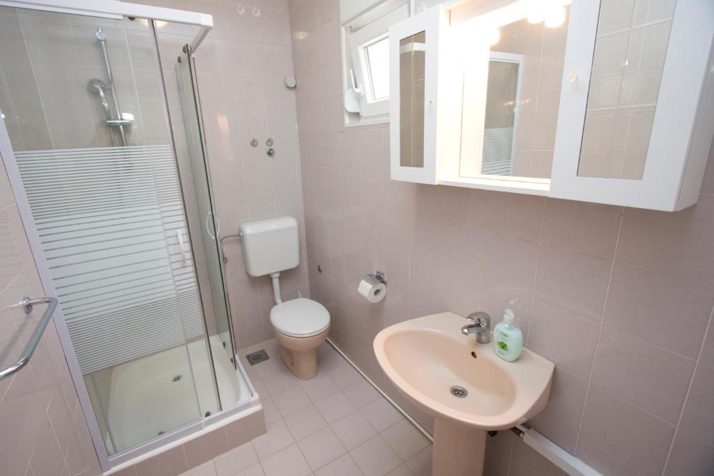 Kúpeľňa v ubytovaní Apartment Glavina with heated pool
