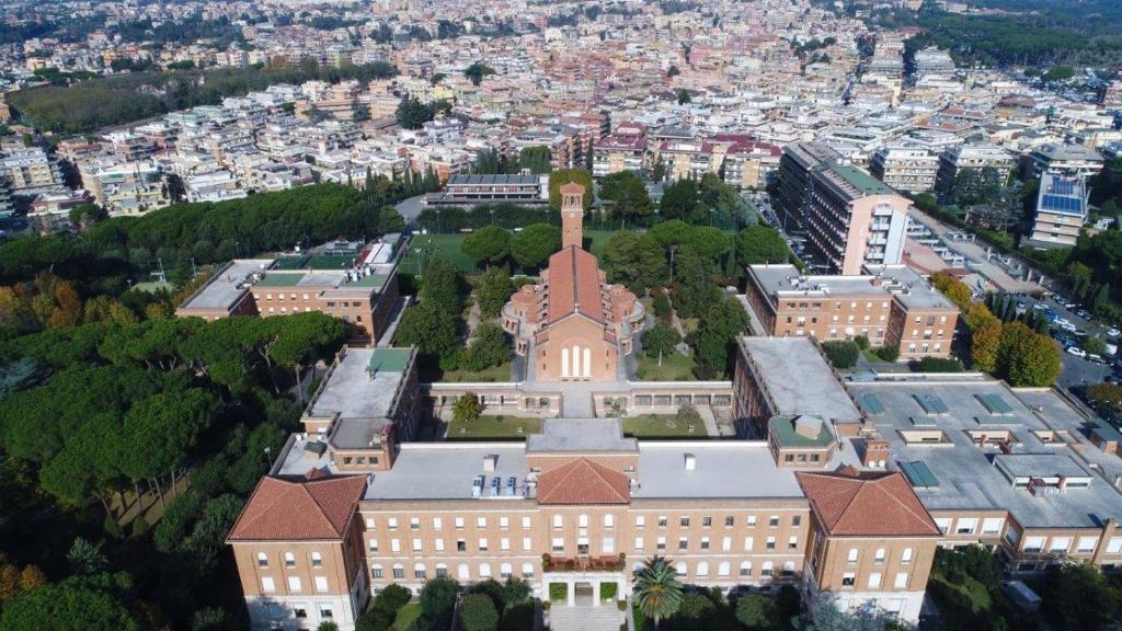 una vista aérea de un edificio de una ciudad en Casa La Salle - Roma Vaticano en Roma