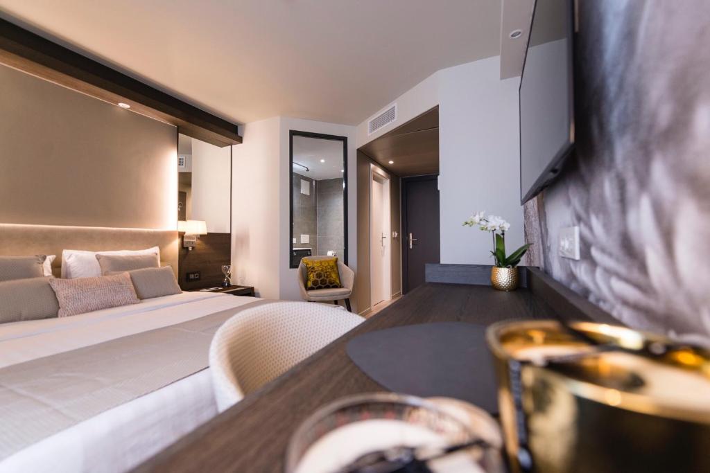 Postel nebo postele na pokoji v ubytování Ambassador Boutique Hotel