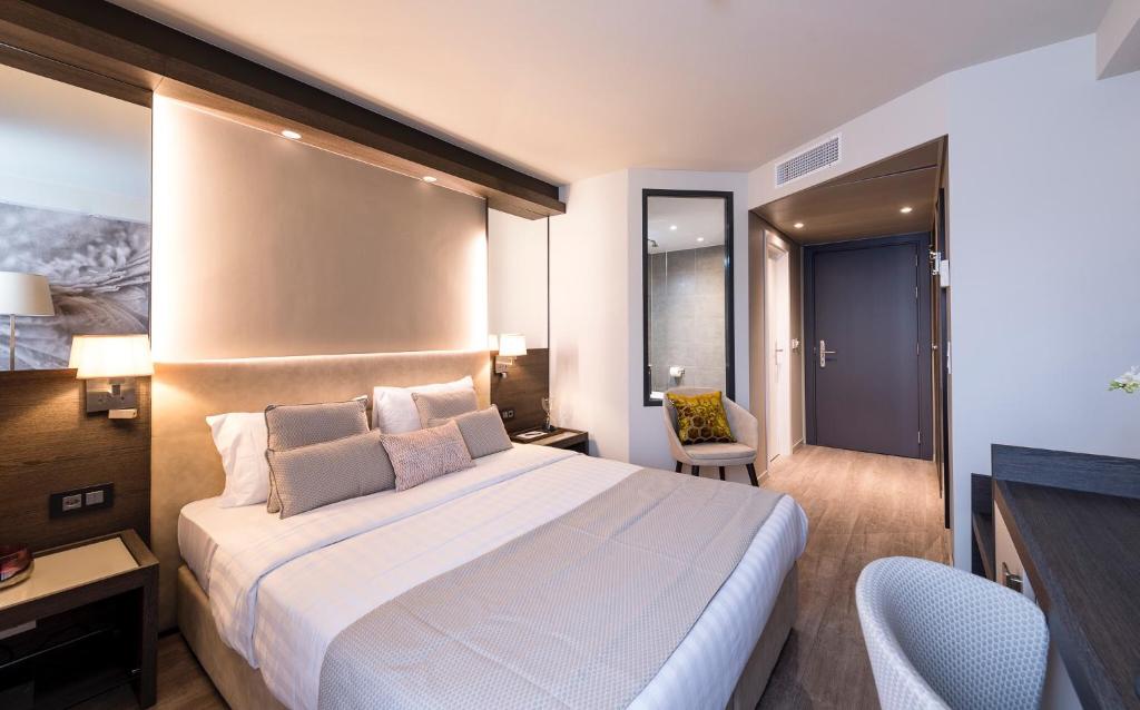 Postel nebo postele na pokoji v ubytování Ambassador Boutique Hotel