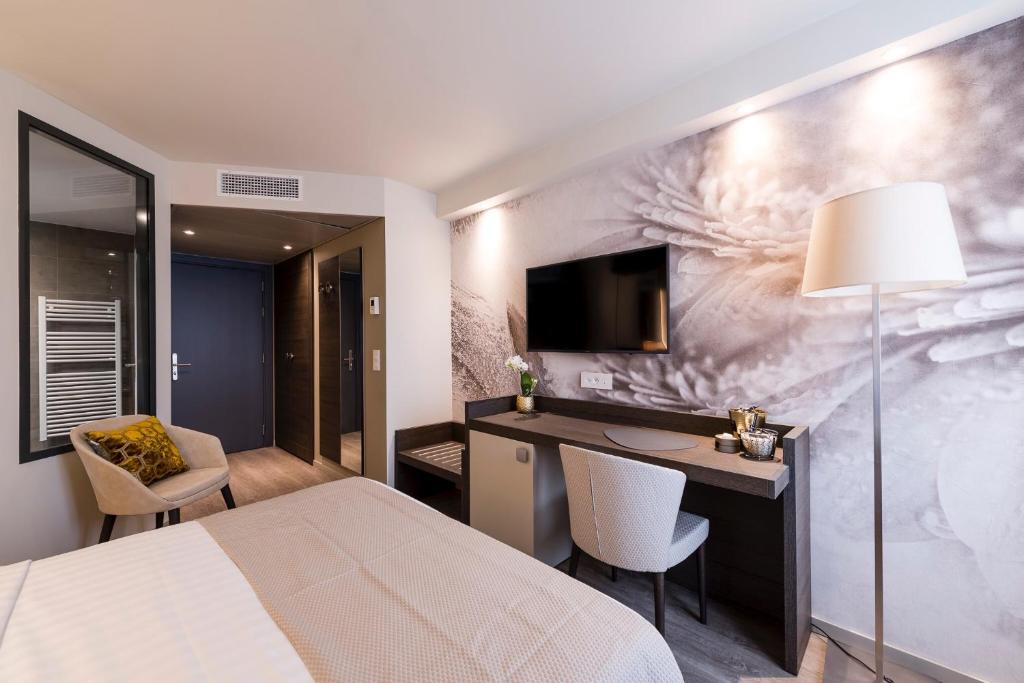 TV a/nebo společenská místnost v ubytování Ambassador Boutique Hotel