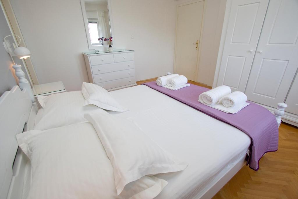 Posteľ alebo postele v izbe v ubytovaní Apartment Glavina with heated pool