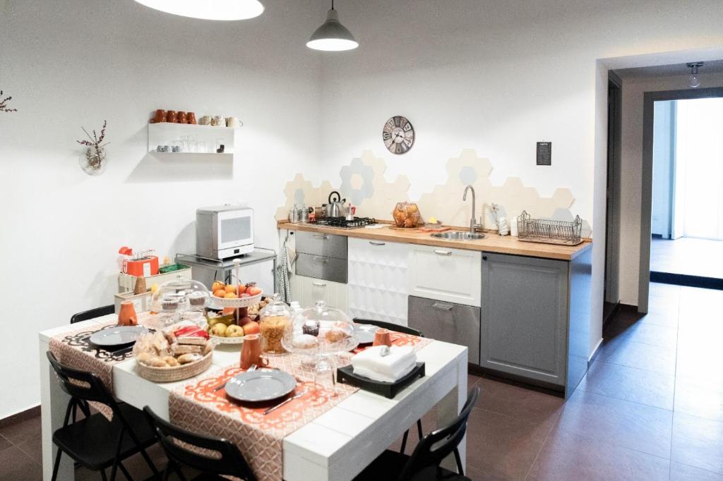 kuchnia ze stołem z jedzeniem w obiekcie Casa Magà w mieście Neapol