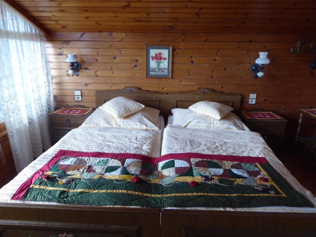 A bed or beds in a room at Gästezimmer Weiss