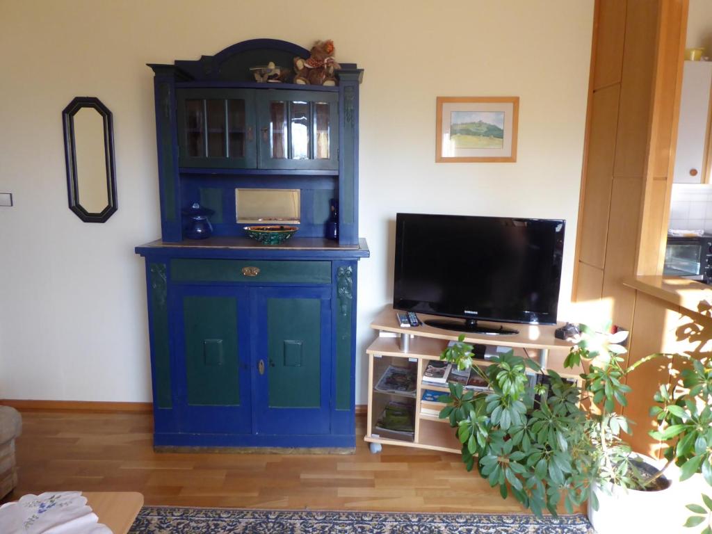 A television and/or entertainment centre at Gästezimmer Weiss