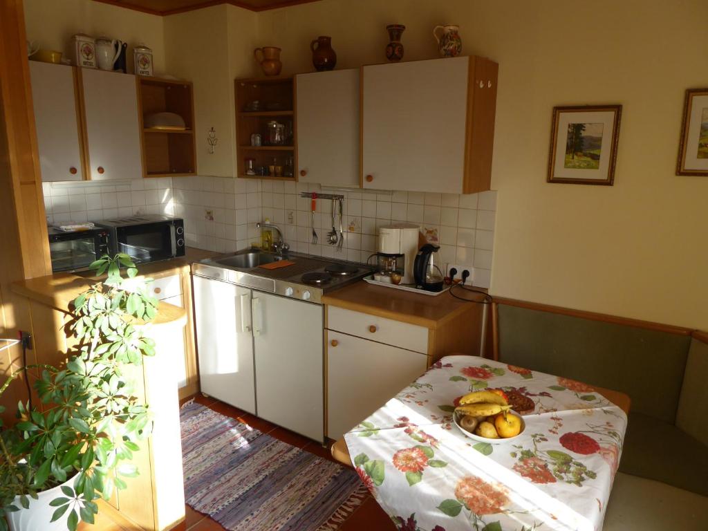 A kitchen or kitchenette at Gästezimmer Weiss