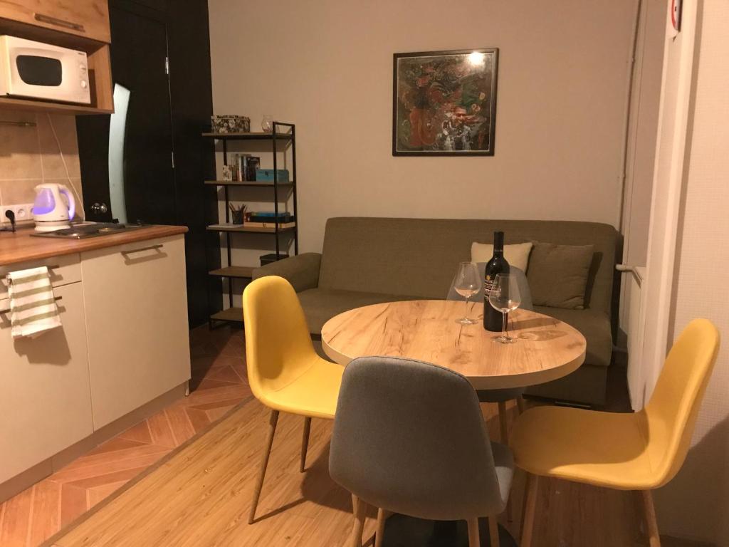 een woonkamer met een tafel en een bank bij Gudauri Ski Studio in Goedaoeri