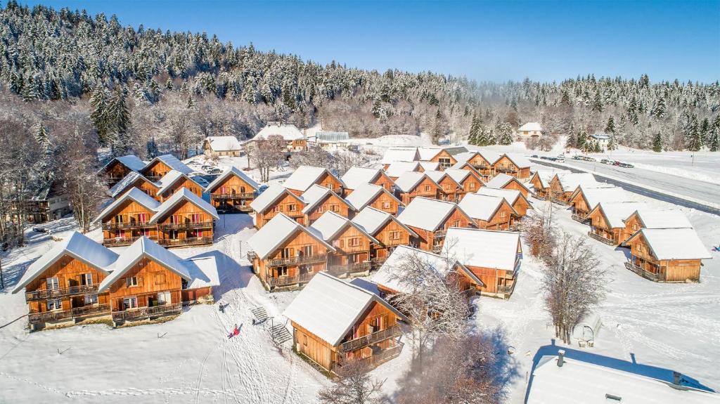 uma vista aérea de um alojamento de turismo selvagem na neve em Madame Vacances Les Chalets du Berger Premium*** em La Feclaz
