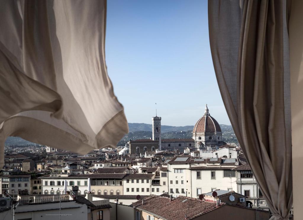 een raam met uitzicht op de stad bij QK Costa58 Home Tower in Florence