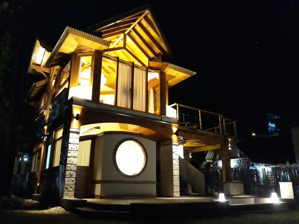 una casa con una ventana redonda por la noche en Casas Juanjo en Mar de las Pampas