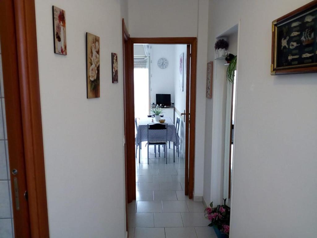Televízia a/alebo spoločenská miestnosť v ubytovaní Casa Sole Mare
