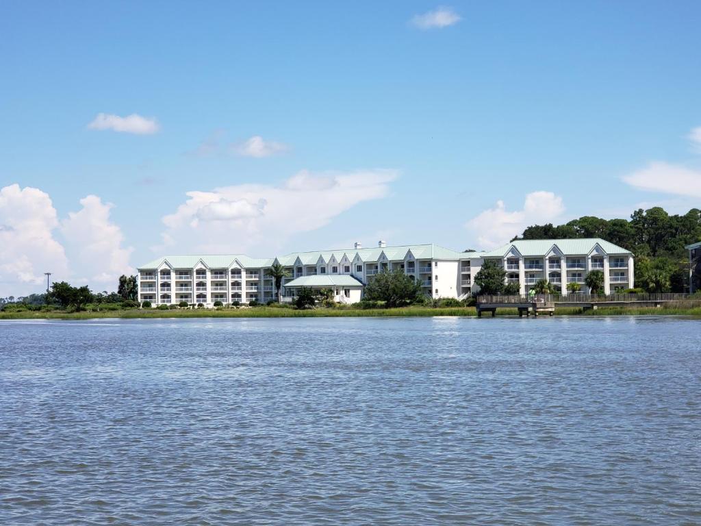 un edificio en la orilla de un cuerpo de agua en Epworth By The Sea en Saint Simons Island