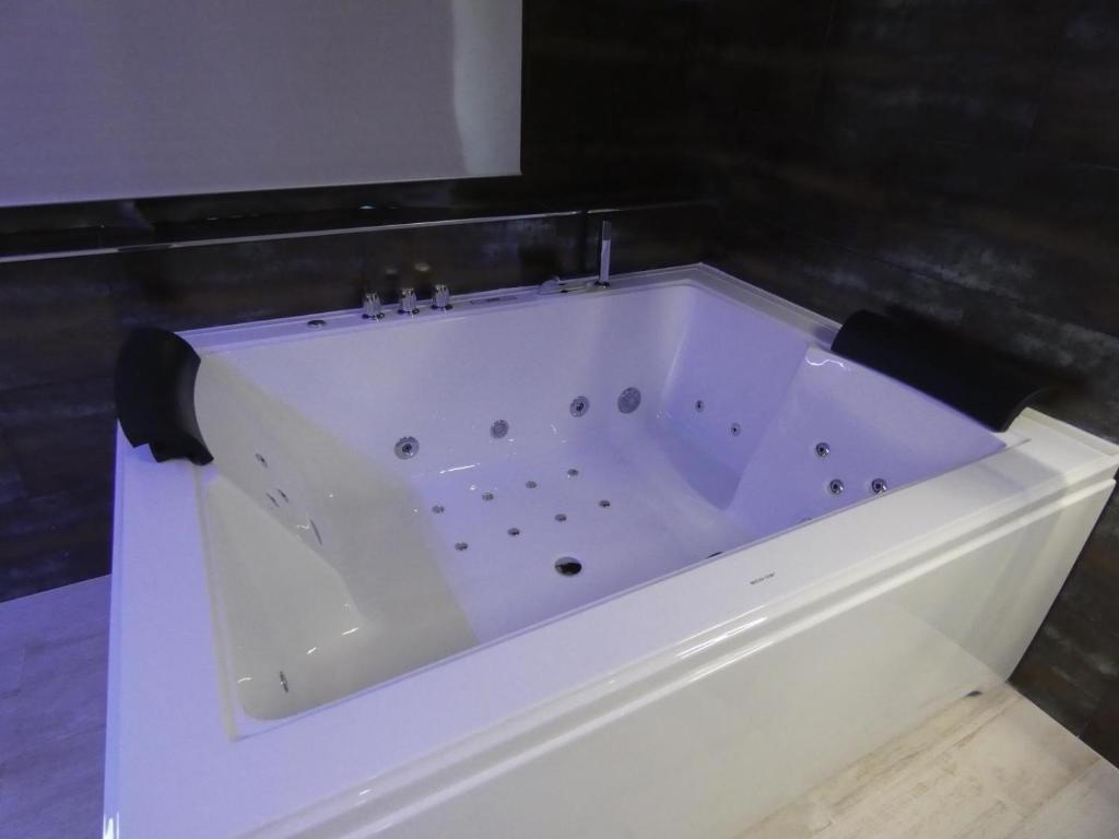 Motel Caldas - Jacuzzi privado en la habitación en Caldas de Reis