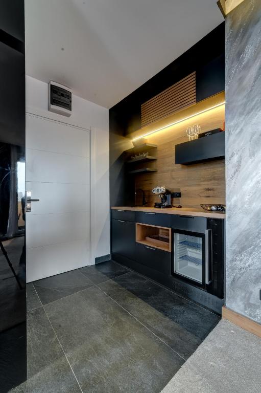 Kuchyň nebo kuchyňský kout v ubytování Black Pearl Luxury Suites