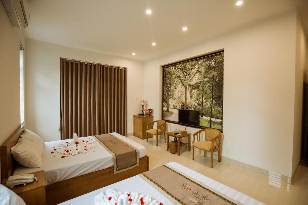 Habitación de hotel con 2 camas y ventana en Tuyet Suong Villa Hotel, en Quảng Ngãi